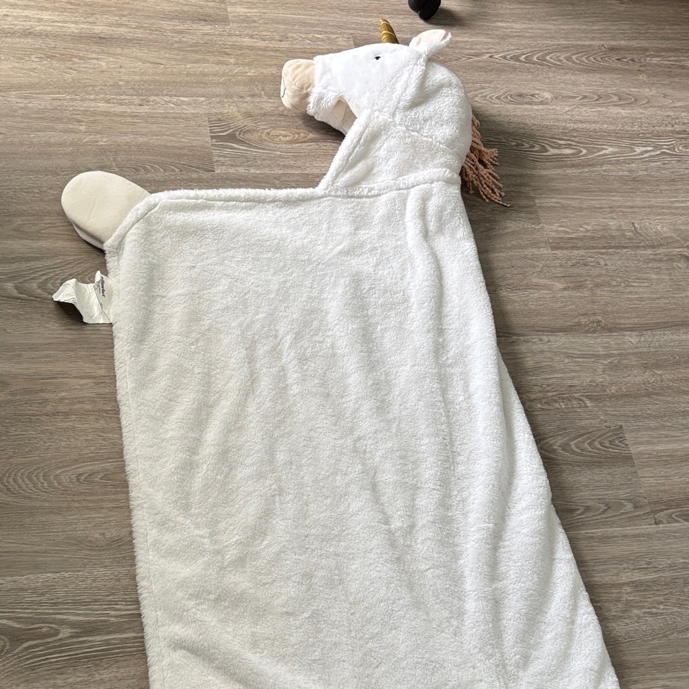 Pillowfort White Unicorn Hooded Blanket🎉 - Picture 2 of 7